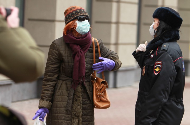 Людям, которые все же вышли из дома, полицейские напоминают о правилах самоизоляции