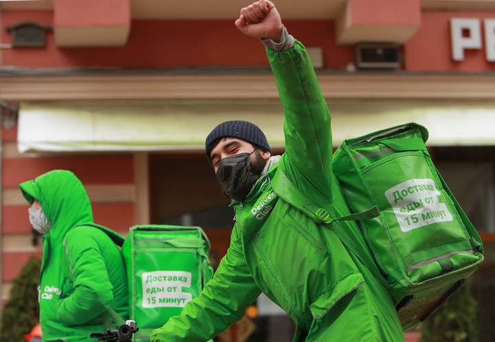 С закрытием кафе намного увеличилась нагрузка у курьеров. Но они в хорошем настроении и готовы накормить всех!