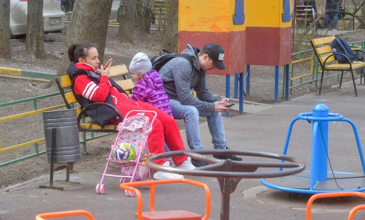 Гуляли с детьми на площадках