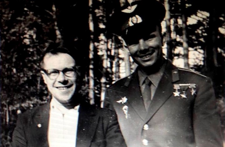 Фотограф Игорь Снегирев (слева) с первым космонавтом Юрием Гагариным