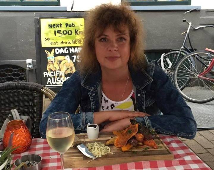 Дарья Отавина в кафе до режима самоизоляции. Сейчас весь общепит в Нидерландах закрыт