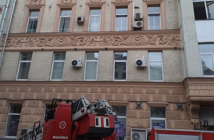 Офисное здание загорелось в центре Москвы