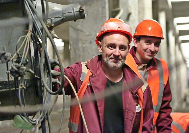 Проходчик Алексей Кузин (слева) и подсобный рабочий Георгий Мельник работают на реконструируемой станции «Каховская». В настоящее время идет бетонирование платформы