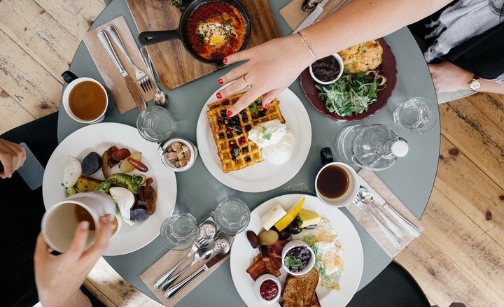 Альфонсы норовят шмыгнуть к даме отнюдь не в постель, а скорее за стол, гостеприимно ею накрытый