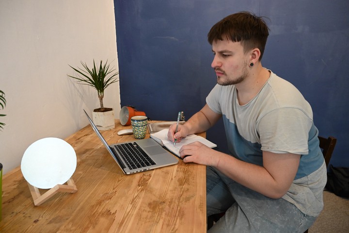 Каждый третий офисный сотрудник сменил кабинет на квартиру