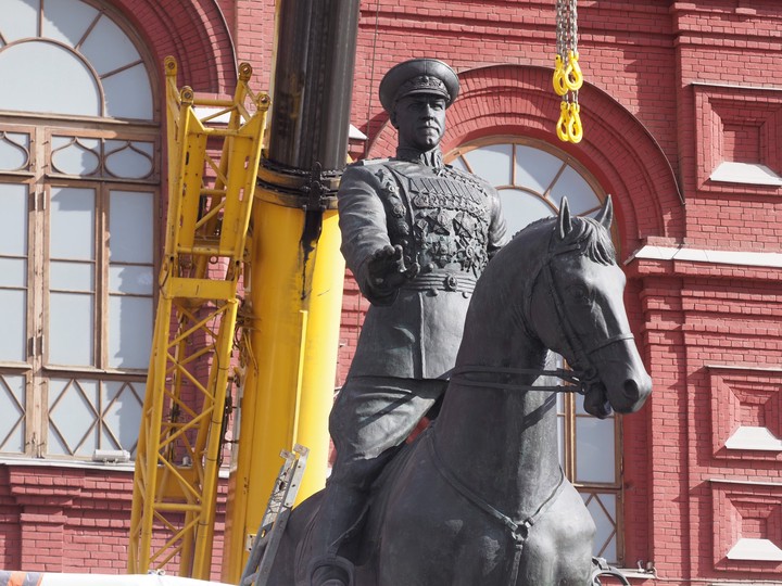 Памятник георгию жукову в москве фото Отреставрированный памятник маршалу Жукову установили на Манежной площади