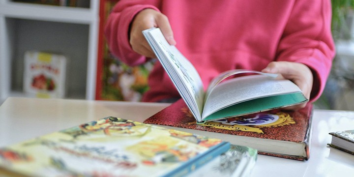 Писатель Денис Драгунский предложил убрать маркировку книг по возрастам