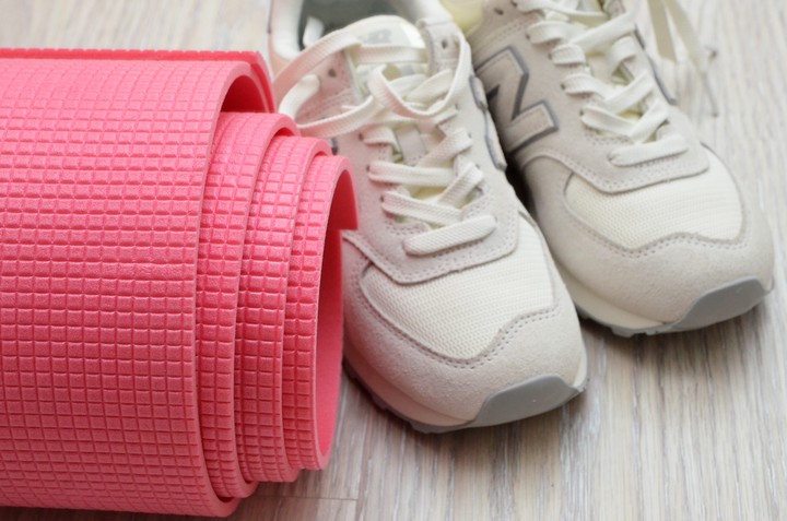 Мне надо купить себе две одинаковые пары кроссовок, чтобы в одних тренироваться, а в других соревноваться