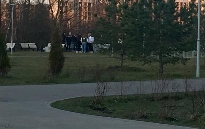 Молодые люди устроили посиделки с алкоголем на территории парка