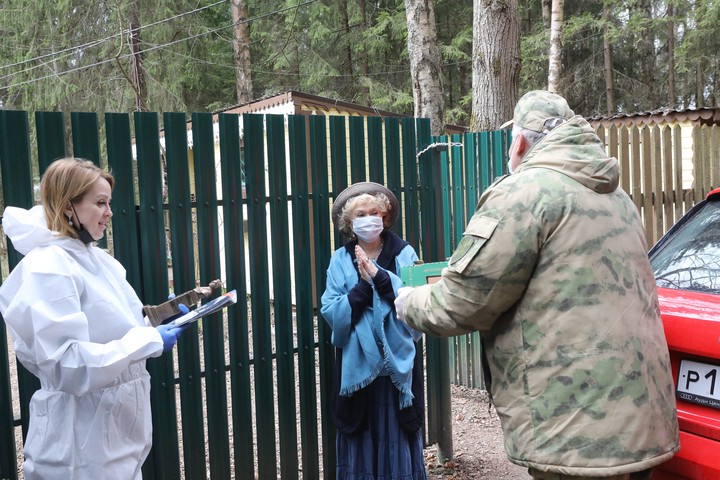 Росгвардия везет продукты ветеранам и актрисе Светлане Немоляевой