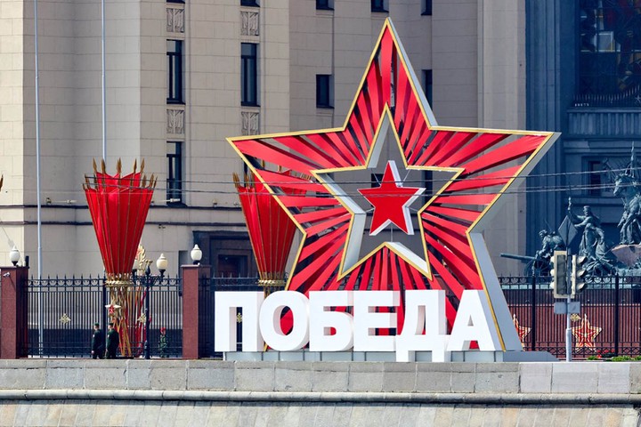 «Катюшу» спели из пожарной люльки для защитника Брестской крепости