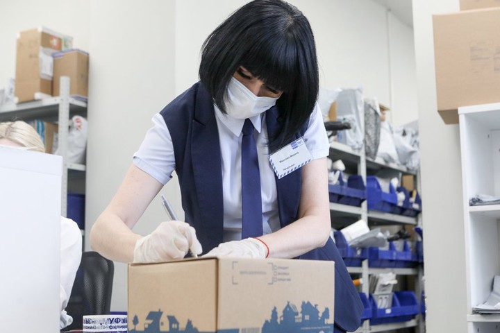 Знакомая сотрудница почты рассказывает, что ежедневно они выдают по несколько десятков таких посылок