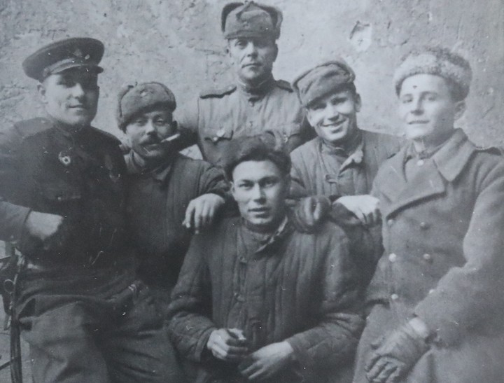 Юный солдат Коля Имчук после взятия Будапешта со своими боевыми товарищами (первый справа)