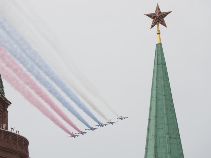 Репетиция авиапарада ко Дню Победы прошла в небе над Москвой