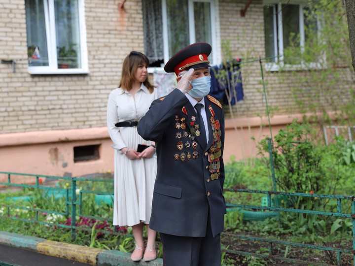 Росгвардейцы провели парад у дома 95-летнего ветерана ВОВ Михаила Пучкова