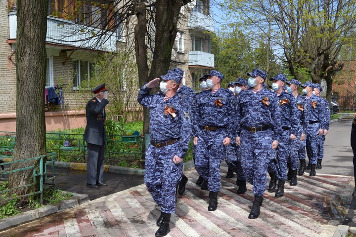 Росгвардейцы провели парад у дома 95-летнего ветерана ВОВ Михаила Пучкова