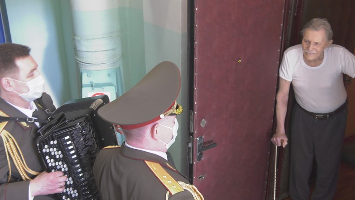 Музыканты адресно поздравили ветеранов