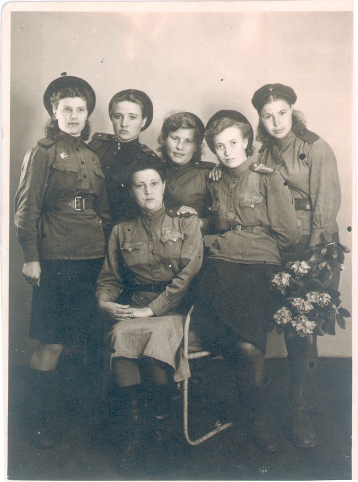 Анна Белова (вторая справа)