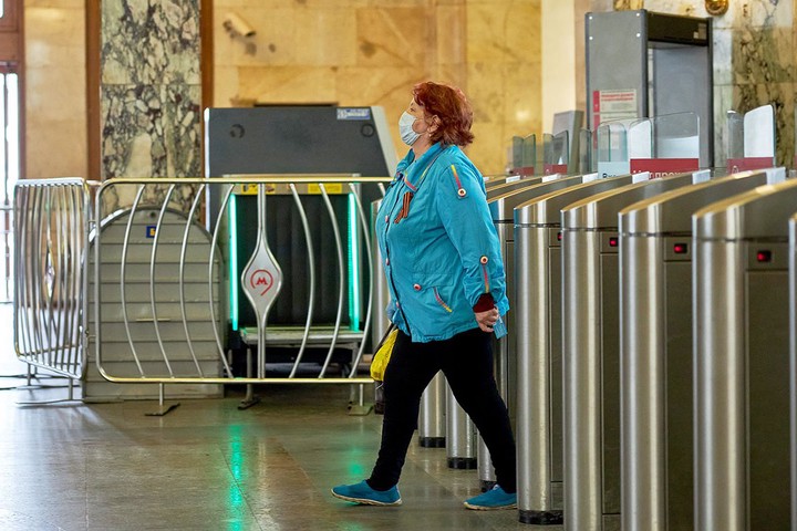 На всех станциях московского метро начали продавать маски и перчатки