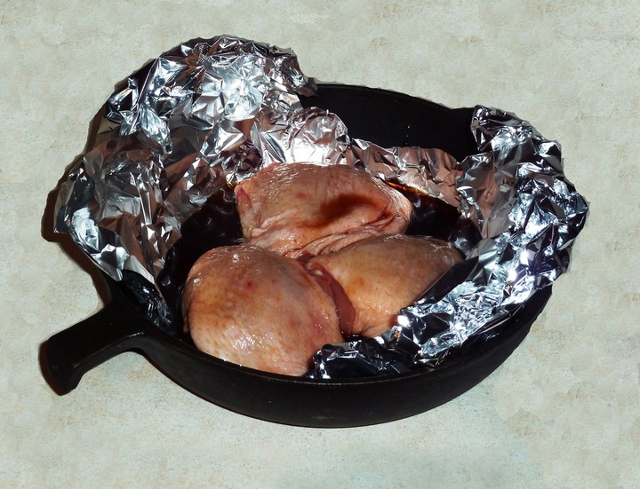Заворачиваем курицу в фольгу так, чтобы маринад не вытекал: как и все сладкое, он легко пригорает