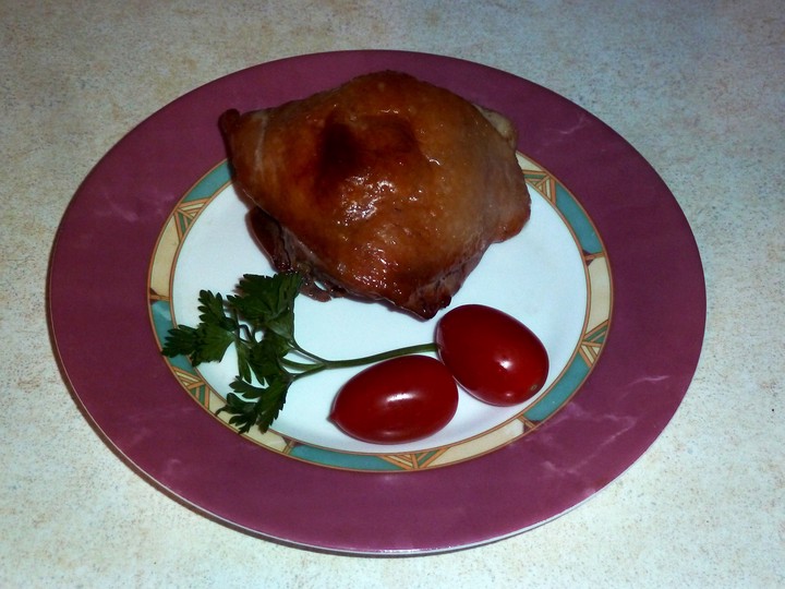 Подавать можно как в горячем, так и в холодном виде — при остывании маринад превращается в ароматное желе