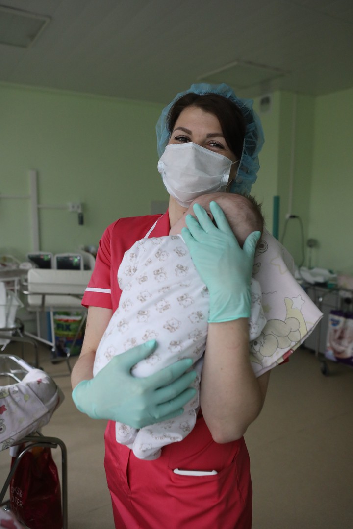 Старшая медсестра Детской больницы имени Башляевой Алена Козырева с маленьким пациентом