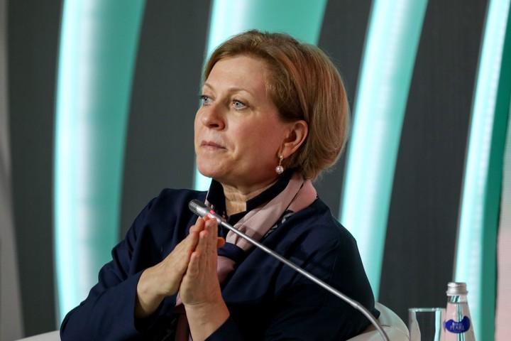 Попова посоветовала россиянам провести новогодние праздники дома