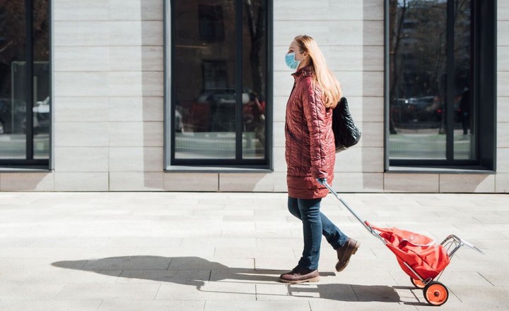 Одна моя приятельница, например, носит продукты соседке-старушке