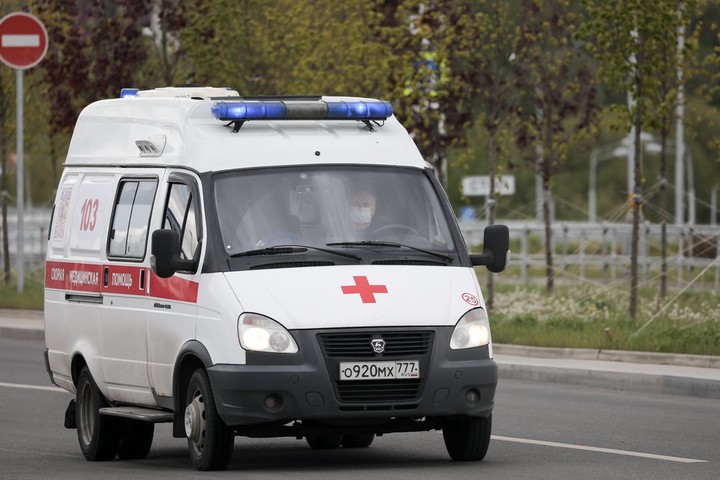 Четыре человека пострадали при ДТП с перевернувшейся скорой в Кемерове