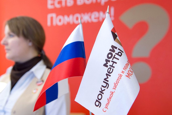 Сотрудники центров госуслуг помогают в поликлиниках и совершают добрые поступки