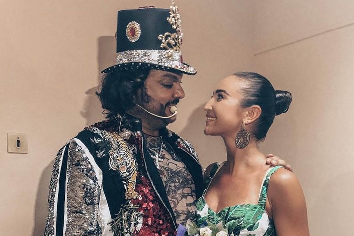 Киркоров смутил Бузову, попытавшись снять с нее платье