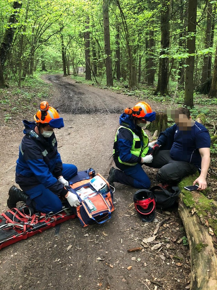 Московские спасатели оказали помощь сломавшему ключицу мужчине