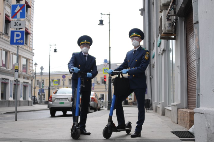 Инспекторы Госинспекции по недвижимости по Центральному административному округу Денис Чучунов (слева) и Михаил Мигалин во время утреннего рейда. Пилотный проект по использованию электросамокатов для передвижения по территории они считают удачным