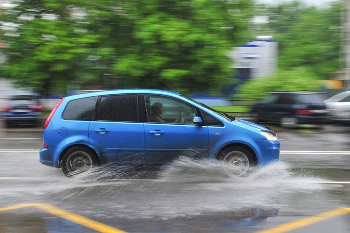 Москвичей призвали отложить поездки на личных авто из-за сильного дождя