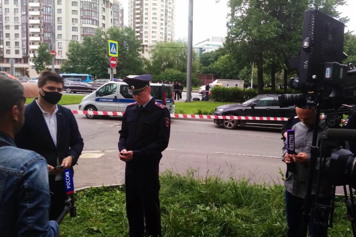 Стрелок подмосковья. В Москве задержали стрелка. Раненый полицейский курит у машины. Задержания в Томске нападения с травмата.