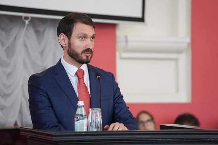 Вкладыши от жвачек, марки и машины: что собирают руководители