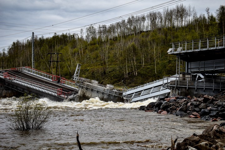 Железнодорожное сообщение с Мурманском восстановили после обрушения моста