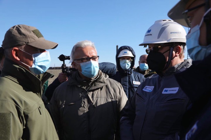 На фото: губернатор Красноярского края Александр Усс (в центре) на месте разлива нефтепродуктов