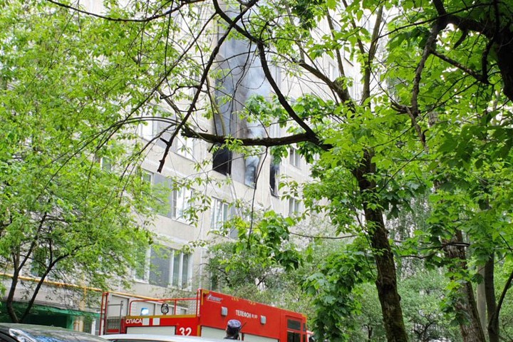 МЧС назвало предварительную причину пожара в жилом доме на юге Москвы 