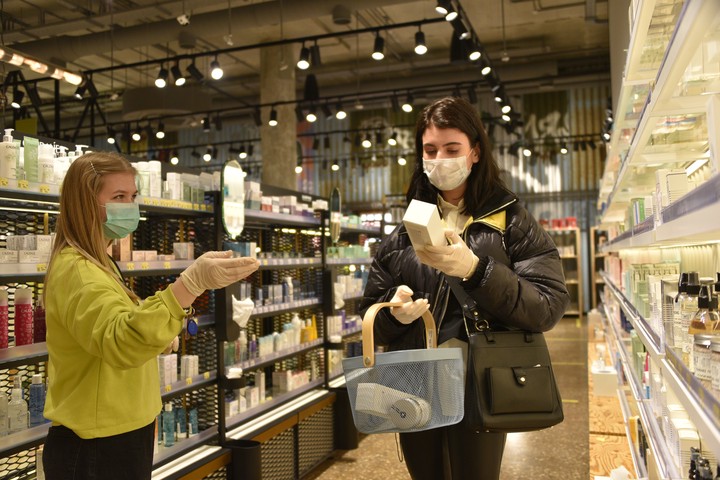 Можно гулять, посещать торговые центры, можно возвращаться к привычной и уже отчего-то позабытой жизни