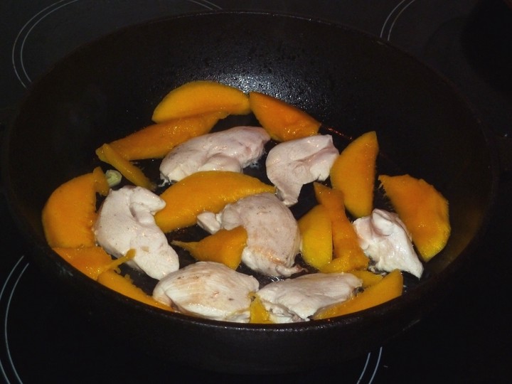 Бросаем филе и обжариваем его до полуготовности на сильном огне