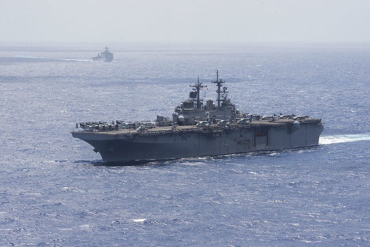 Китай обвинил крейсер ВМС США во вторжении в территориальные воды страны
