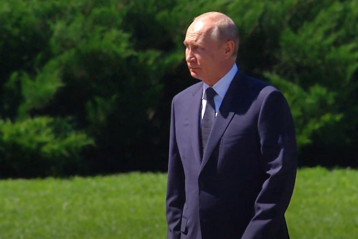 Путин возложил венок к Могиле Неизвестного Солдата