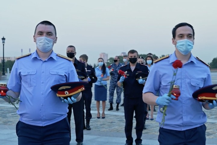 Сотрудники пяти ведомств зажгли свечи у Вечного огня на Поклонной горе