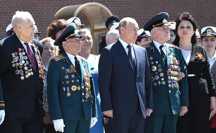 Путин возложил венок к Могиле Неизвестного Солдата