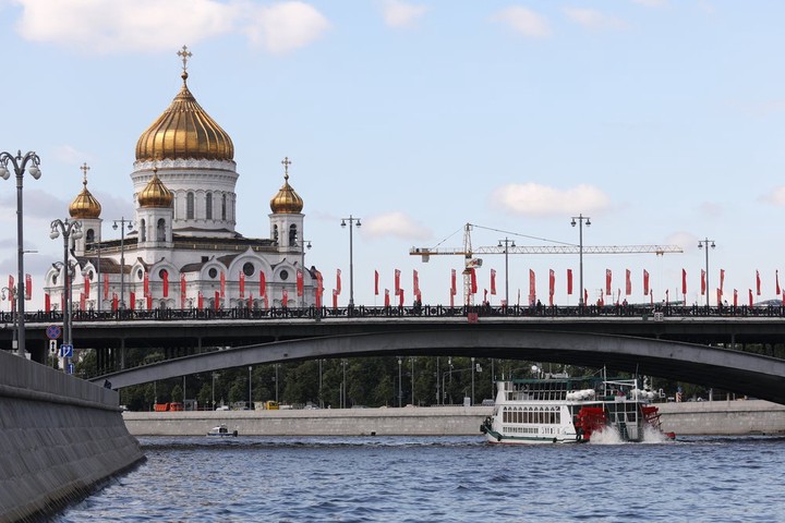 Вид на храм Христа Спасителя в Москве