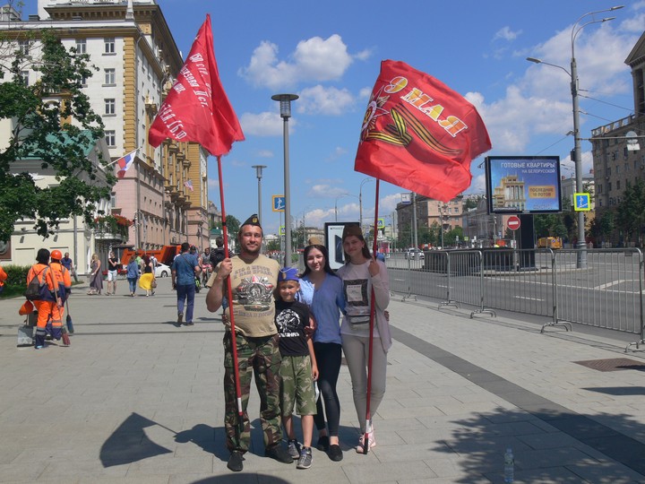 Константин Медведев пришел с дочкой Катей, племянницей Настей и сыном Иваном посмотреть на технику 