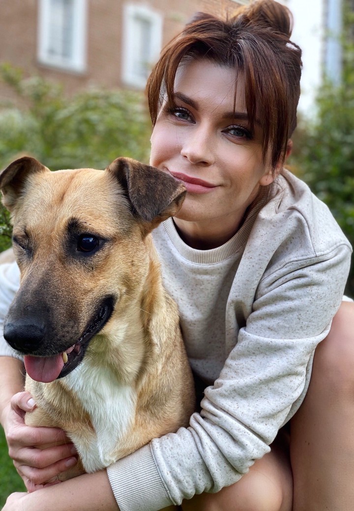 Екатерина Волкова со своей незрячей собакой по кличке Валя. Актриса приютила дворнягу во время самоизоляции