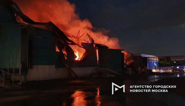 Открытое горение в ангаре в Подольске ликвидировано