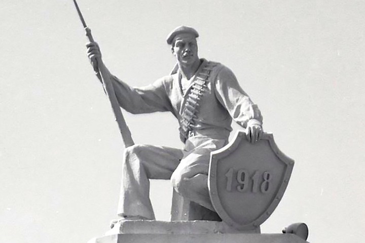 Легендарную скульптуру матроса на ВДНХ отреставрируют